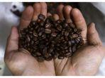 pedagang-biji-kopi-saat-memperlihatkan-beberapa-jenis-biji-kopi-indonesia-di-pasar-santa.jpg