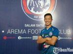 pemain-baru-arema-fc-takafumi-akahoshi-saat-diperkenalkan-ke-publik.jpg