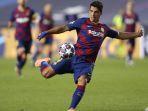 pemain-depan-barcelona-luis-suarez-menendang-bola.jpg