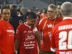 pemain-persija-jakarta-bambang-pamungkas-didampingi-gubernur-dki-jakarta-anies-baswedan.jpg