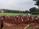 pemakaman-jenazah-dengan-protap-covid-19-di-tpu-bambu-apus-2512021.jpg