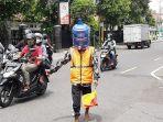 pengatur-lalin-di-yogya-pakai-galon-sebagai-masker.jpg