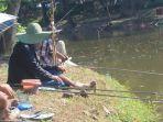 pengunjung-yang-memancing-di-taman-jurug-2862020.jpg