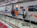 penumpang-naik-kereta-api-di-stasiun-madiun.jpg