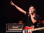 penyanyi-bondan-prakoso-membawakan-salah-satu-lagu-pada-acara-festival-pelajar-jawa-barat-3.jpg