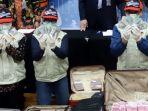 penyidik-kpk-menunjukkan-barang-bukti-uang-hasil-suap-saat-konferensi-pers-kasus-juliari-batubara.jpg