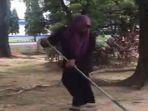 perempuan-ini-menyampu-dan-membersihkan-lingkuan-sekitar-saat-bosan.jpg