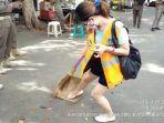 perempuan-muda-pelanggar-psbb-di-jakarta-barat-menjalani-sanksi-sosial-menyapu-jalanan.jpg