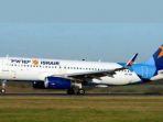 pesawat-komersial-israir-airlines-airbus-a320-mendarat-di-bandara.jpg