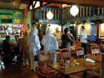 petugas-dinas-kesehatan-lakukan-penyisiran-di-restoran-amigos.jpg