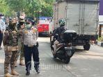 petugas-gabungan-tni-polri-satpol-pp-dan-dishub-dkijakarta-menggelar-operasi-tertib-masker.jpg