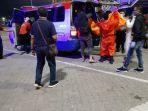 petugas-melakukan-proses-evakuasi-dua-orang-penumpang-yang-ditemukan-tewas-tanpa-busana-1.jpg