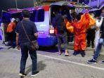 petugas-melakukan-proses-evakuasi-dua-orang-penumpang-yang-ditemukan-tewas-tanpa-busana.jpg