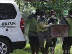 petugas-mengangkat-jenazah-pasien-virus-corona.jpg