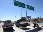 petugas-mengatur-kendaraan-yang-mau-melintasi-jalan-tol-cikopo-palimanan-cipali.jpg