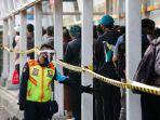 petugas-menggunakan-face-shield-dan-masker-di-stasiun-kota-bogor.jpg