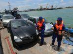 petugas-polair-menjaga-kendaraan.jpg