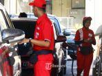 petugas-spbu-sedang-mengisi-bbm-ke-mobil.jpg