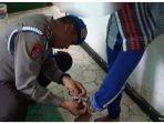 polisi-saat-melepas-borgol-di-kaki-bocah-mi-832.jpg