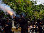 polisi-tembaki-gas-air-mata-di-harmoni.jpg
