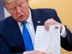 presiden-as-donald-trump-mengangkat-bagan-yang-menunjukkan-tingkat-pengujian-covid-19.jpg