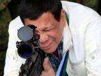 presiden-filipina-rodrigo-duterte-mencoba-senapan.jpg