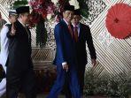 presiden-joko-widodo-kedua-kanan-berjalan-bersama-ketua-dpr-bambang-soesatyo.jpg