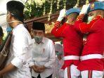 presiden-joko-widodo-melakukan-tradisi-brobosan-di-bawah-peti-jenazah-ibundanya.jpg