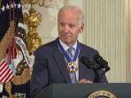 presiden-obama-memberikan-joe-medali-kebebasan.jpg