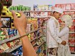 psangan-unik-foto-prewedding-di-minimarket.jpg