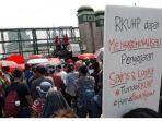 puluhan-massa-tolak-rkuhp.jpg