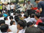 puluhan-pelajar-yang-diamankan-di-mapolresta-depok-senin-3092019.jpg