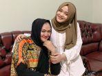 putri-delina-bersama-almarhumah-ibunya-lina-jubaedah.jpg