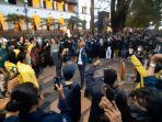 ratusan-mahasiswa-gelar-aksi-turun-ke-jalan.jpg