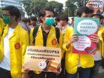 ratusan-perempuan-gelar-aksi-demo-di-depan-gedung-dpr-ri.jpg