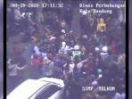 rekaman-cctv-polisi-diselamatkan-mahasiswa.jpg