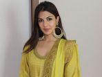 rhea-chakraborty-adalah-aktris-dan-vj-asal-india.jpg