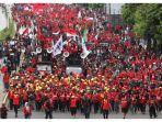 ribuaan-buruh-dari-berbagai-kelompok-berkumpul-menuju-istana-negara.jpg