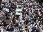 ribuan-massa-dari-front-pembela-islam-fpi-konvoi.jpg