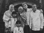 rizky-febian-bersama-keluarganya-termasuk-sang-ibunda-lina-semasa-hidup.jpg