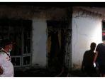rumah-terbakar-disebabkan-warga-bentrok.jpg