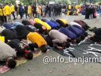 salat-berjamaah-mahasiswa-dan-aparat-kepolisisna.jpg