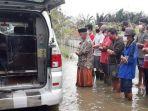 salat-jenazah-di-tengah-banjir.jpg