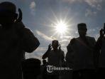 sejumlah-umat-muslim-melaksanakan-salat-gerhana-matahari-di-anjungan-pantai-losari-makassar.jpg