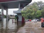 semalan-diguyur-hujan-deras-jakarta-kembali-banjir-hingga-genangi-pom-bensin.jpg