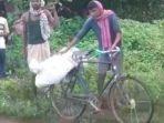 Dikucilkan Warga, Anak Ini Angkut Jenazahnya Ayahnya Sendirian, Diikat dalam Karung Pakai Sepeda
