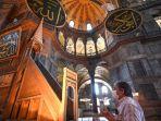 seorang-pengunjung-turki-berdoa-di-depan-apsis-hagia-sophia.jpg