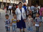seorang-wanita-uighur-di-wilayah-xinjiang-barat-laut-cina.jpg