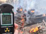 seseorang-memegang-counter-geiger-di-lokasi-kebakaran-hutan-di-zona-pengecualian-chernobyl.jpg