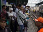 suasana-keramaian-penumpang-kereta-rel-listrik-krl-di-stasiun-manggarai-jakarta-selatan.jpg